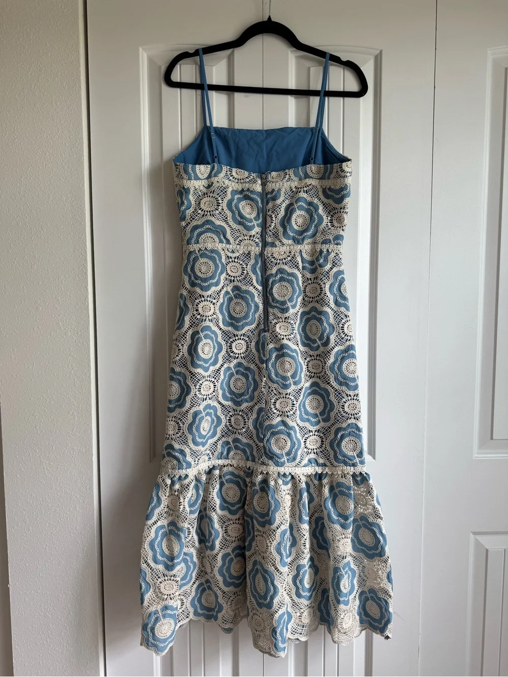 Red Dress Boutique Blue and Cream Lace Floral Midi Dress in Medium - Picture 4 of 5